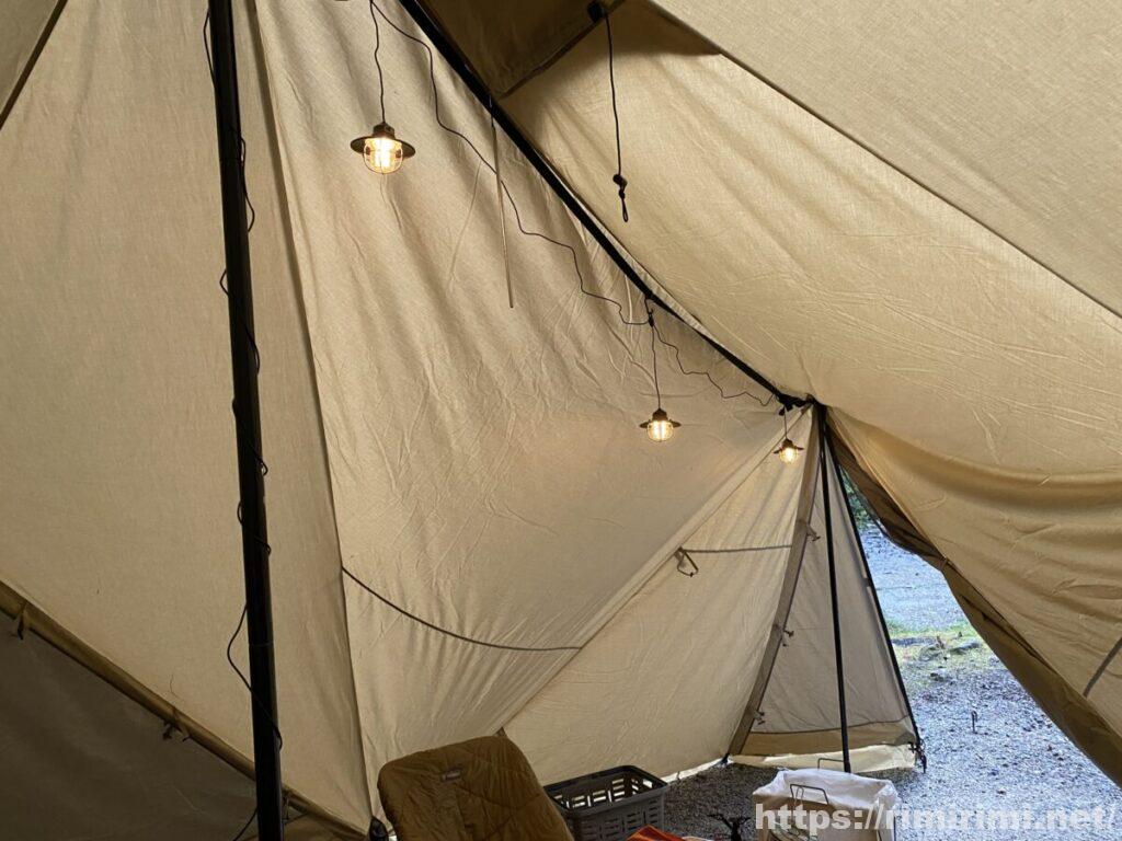 スカイパイロットTCの室内に吊るしたベアボーンズの3連ライトの様子