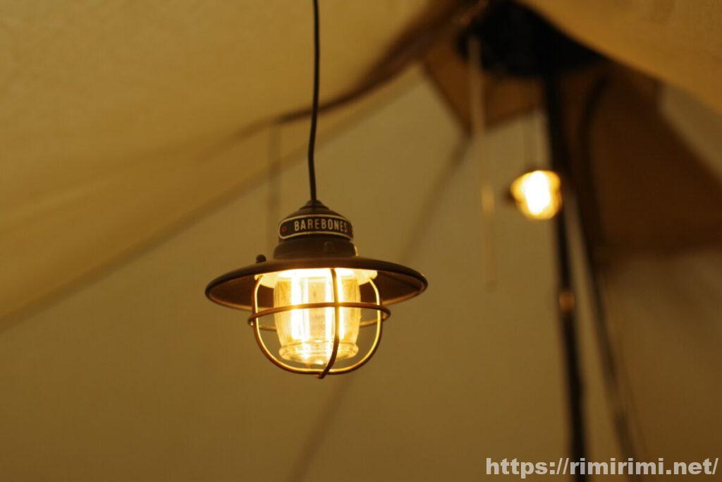 ベアボーンズのライトをアップで撮影した柔らかい光の様子