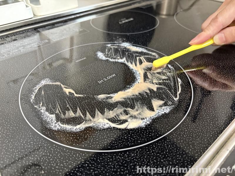 IHコンロにアズマジックをスプレーして放置後にハブラシでこすっているところ