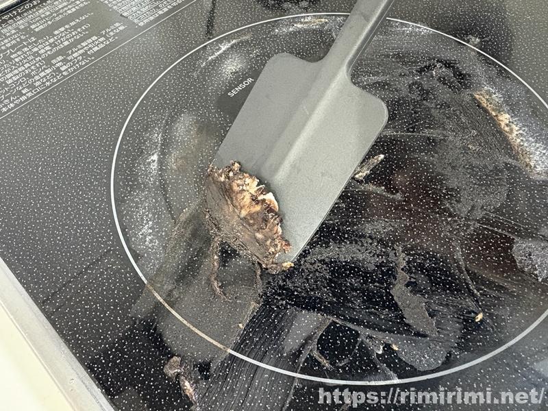 アズマジックの泡がこってりとクリーム状になった状態をヘラでこすっている様子