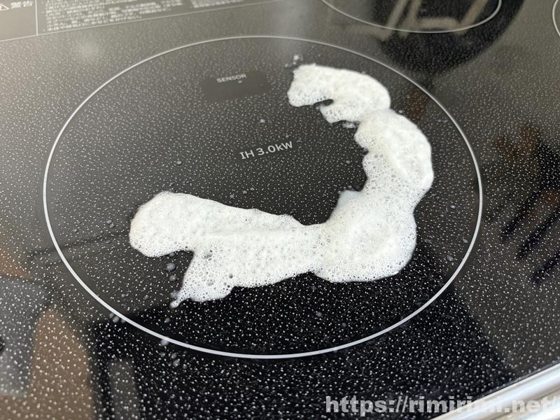 頑固な焦げ部分だけにアズマジックをスプレーした状態