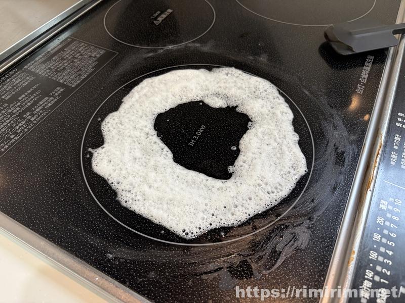 アズマジックをIHコンロにスプレーしてできた泡の円