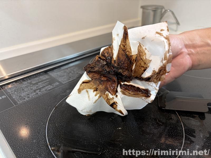 アズマジックをスプレー後にキッチンペーパーで拭き取った茶色い汚れ