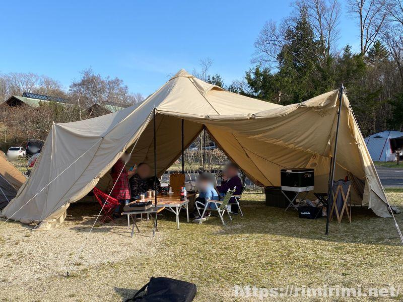 スカイパイロットTCの室内で4人がテーブルを囲んでいる様子