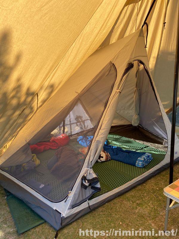 スカイパイロットTCに専用インナーテントを設置した状態の写真。寝室スペースとして十分な広さと高さがある様子を示している。
