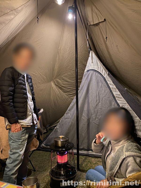 スカイパイロットTCの室内でストーブを囲んで親子で過ごしている様子