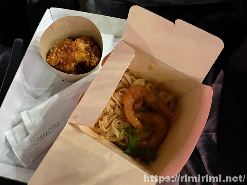 IGアリーナで購入したミーゴレンとから揚げ