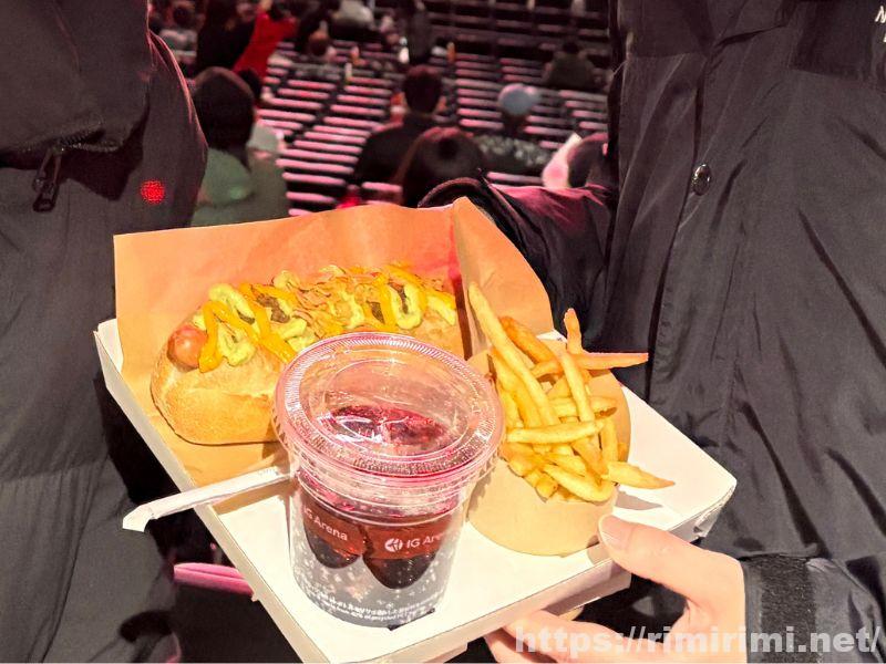 IGアリーナで購入したタコスドックとポテト、ドリンク