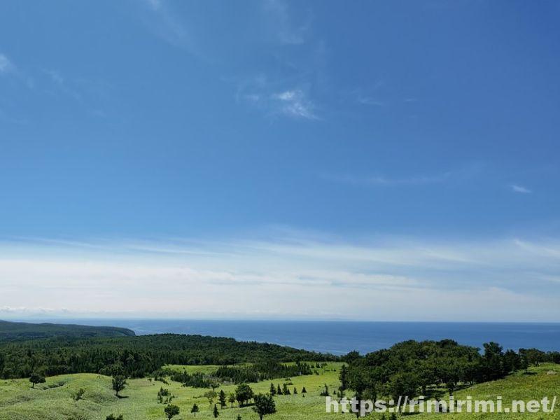 知床五湖の高架木道から望むオホーツク海と緑の草原の景色