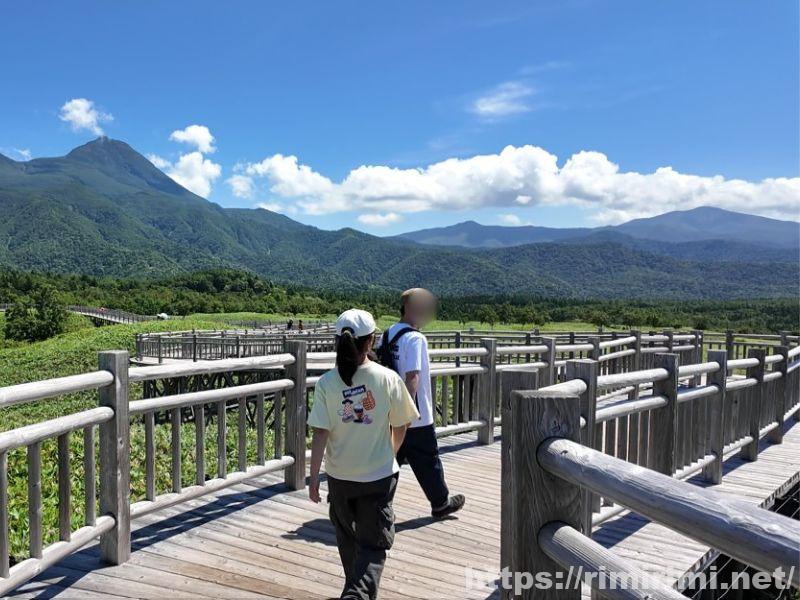 知床五湖の高架木道を歩く様子。目の前に知床連山が広がる