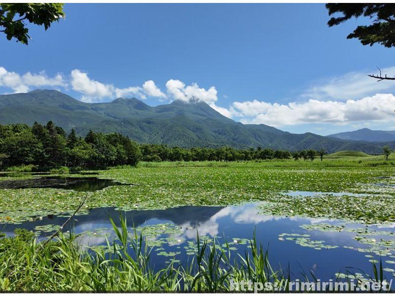 知床五湖の一湖。湖面に知床連山と空が映り込んでいる